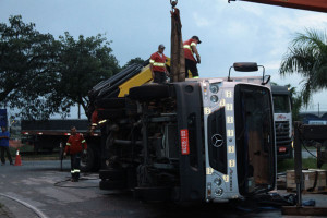 Veja a matéria completa em: http://odiariodemogi.com.br/caminhao-tomba-e-complica-transito-em-braz-cubas/ (Foto: Eisner Soares)