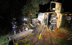 Veja a matéria completa em http://www.diariodoscampos.com.br/videos/2017/03/caminhoneiro-morre-em-acidente-na-siqueira-campos/2342938/. (Foto: Fábio Matavelli)