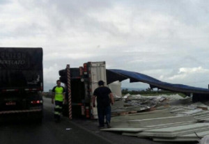 Veja a matéria completa em http://ndonline.com.br/florianopolis/noticias/br-101-tem-pista-bloqueada-apos-acidente-envolvendo-caminhao-entre-biguacu-e-tijucas